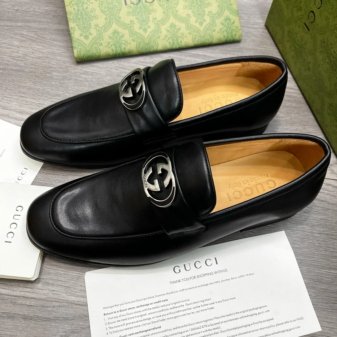 Ex-factory price: 480💰-(Gucci) men’s loafers! Genuine molded horsebit, a classic must-have for your shoe cabinet! The feet are particularly delicate! This Gucci original version is a set last, and we are consistent with the counter! Therefore, it is more comfortable in terms of last shape and comfort! Take it to the counter and compare at will! Good shoes are more than just what they make! But grasp the essence from the inside out! Material: Imported first-layer cowhide! Genuine leather outsole imported from Italy, size: 39-44 (38/45 customized, non-refundable)